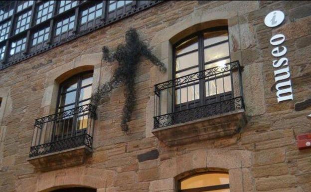 La pintora Teresa Sarmiento lleva 'La alegría de las flores' a Cacabelos