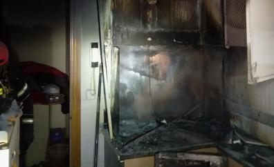Los bomberos sofocan un incendio en la cocina de un piso en el barrio de Flores del Sil