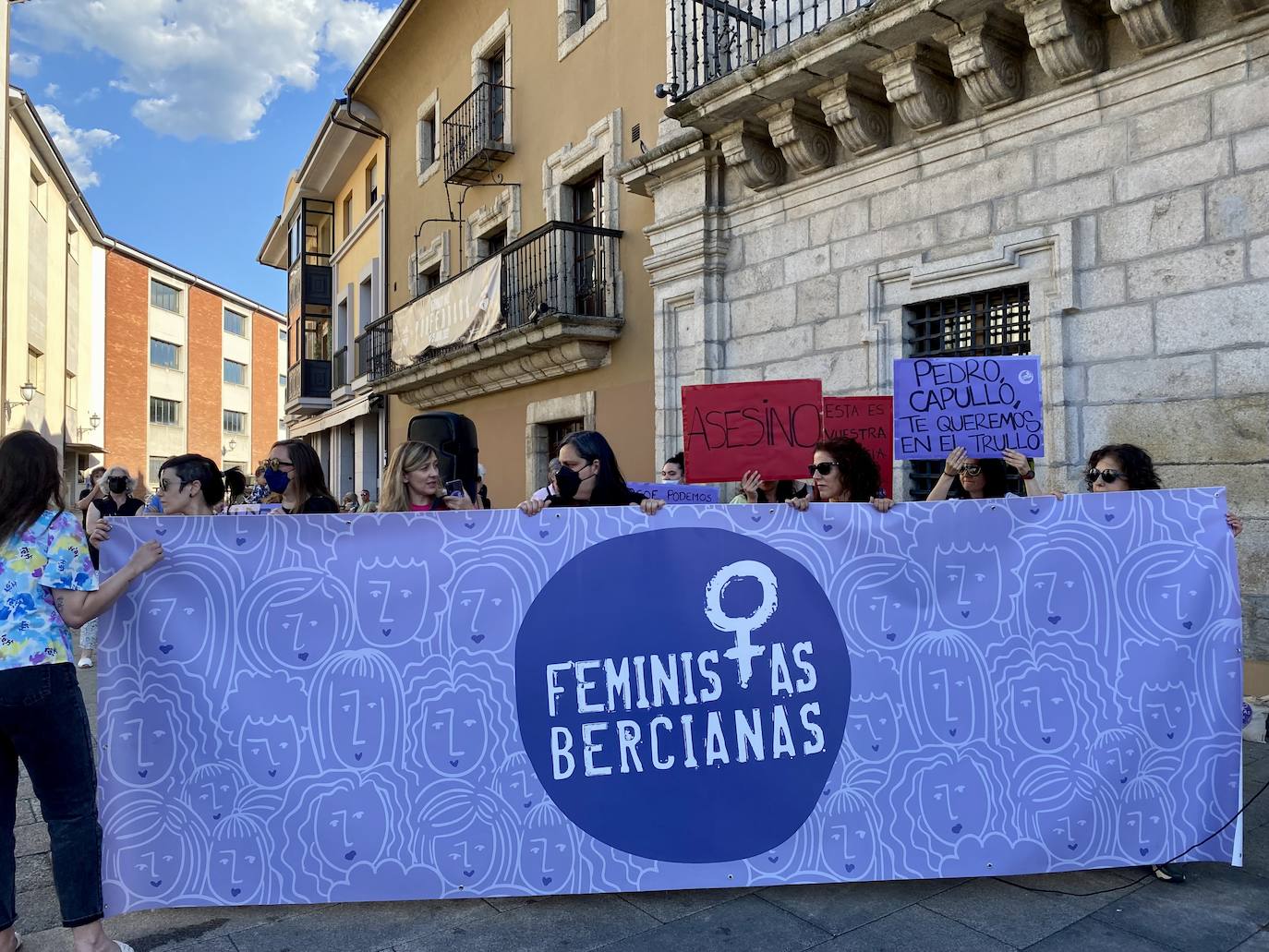 Feministas Bercianas se concentran en contra de la puesta en libertad de Pedro Muñoz