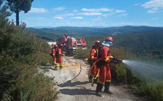 Concluye la formación en lucha contra incendios forestales del batallón de emergencias de la UME en Vega de Espinareda