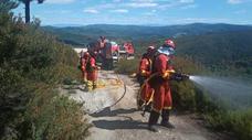 Ejercicios de formación en lucha contra incendios forestales del batallón de emergencias de la UME en Vega de Espinareda
