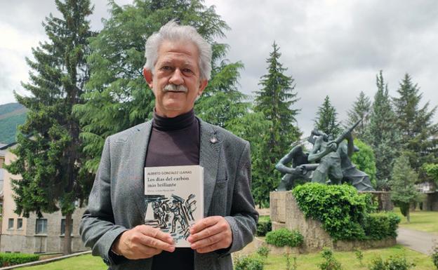 El escritor lacianiego Alberto González Llamas presenta su libro 'Los días del carbón más brillante'.