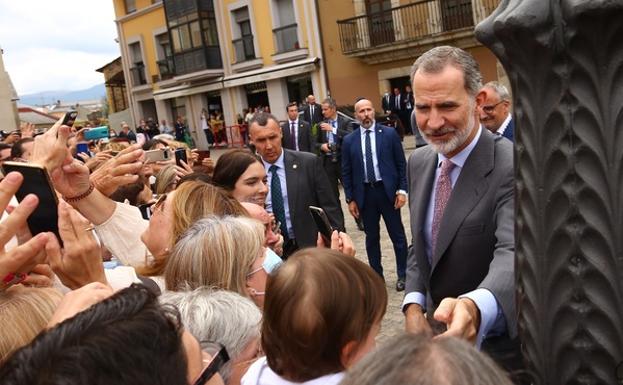 Felipe VI vuelve a Zarzuela con un buen sabor de boca: una empanada berciana del Liébana