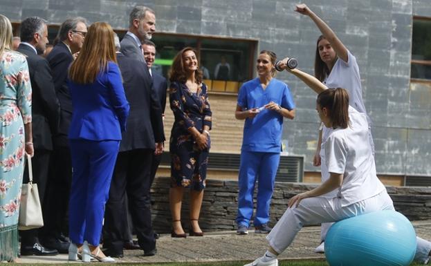 Alumnos de Fisioterapia explican a Felipe VI nuevas terapias de entrenamiento para el embarazo y el postparto