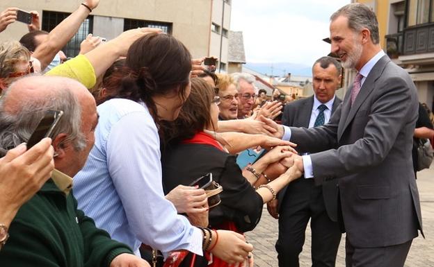Ponferrada se echa a la calle para recibir al rey Felipe VI: «Yo soy español, español, español...»