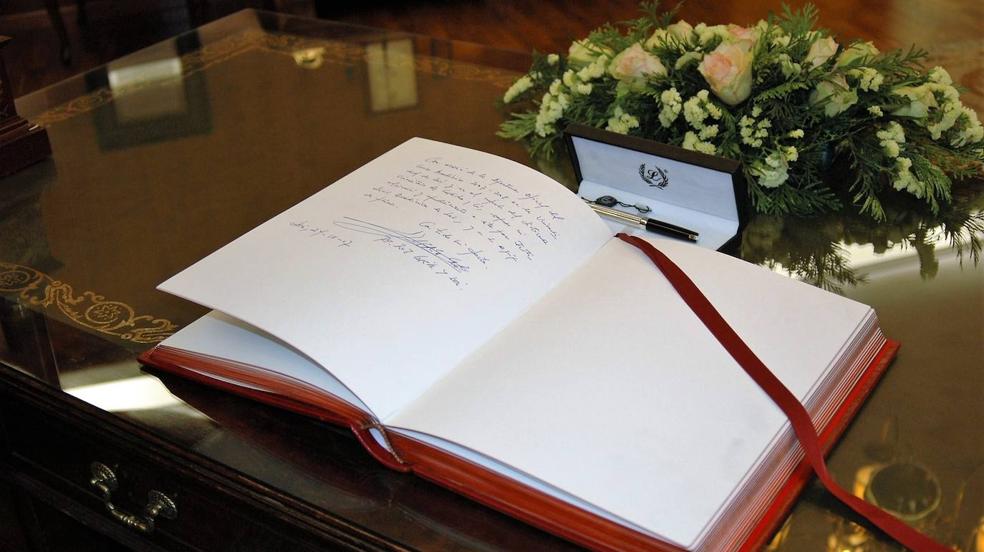 Felipe VI firma en el Libro de Honor de la ULE