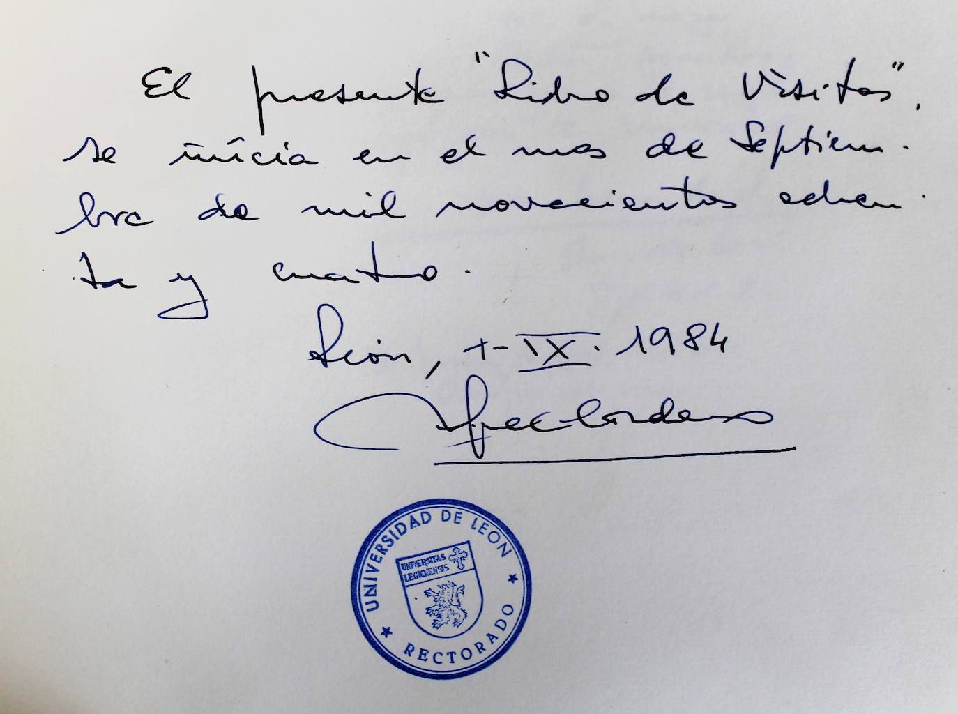 Felipe VI firma en el Libro de Honor de la ULE