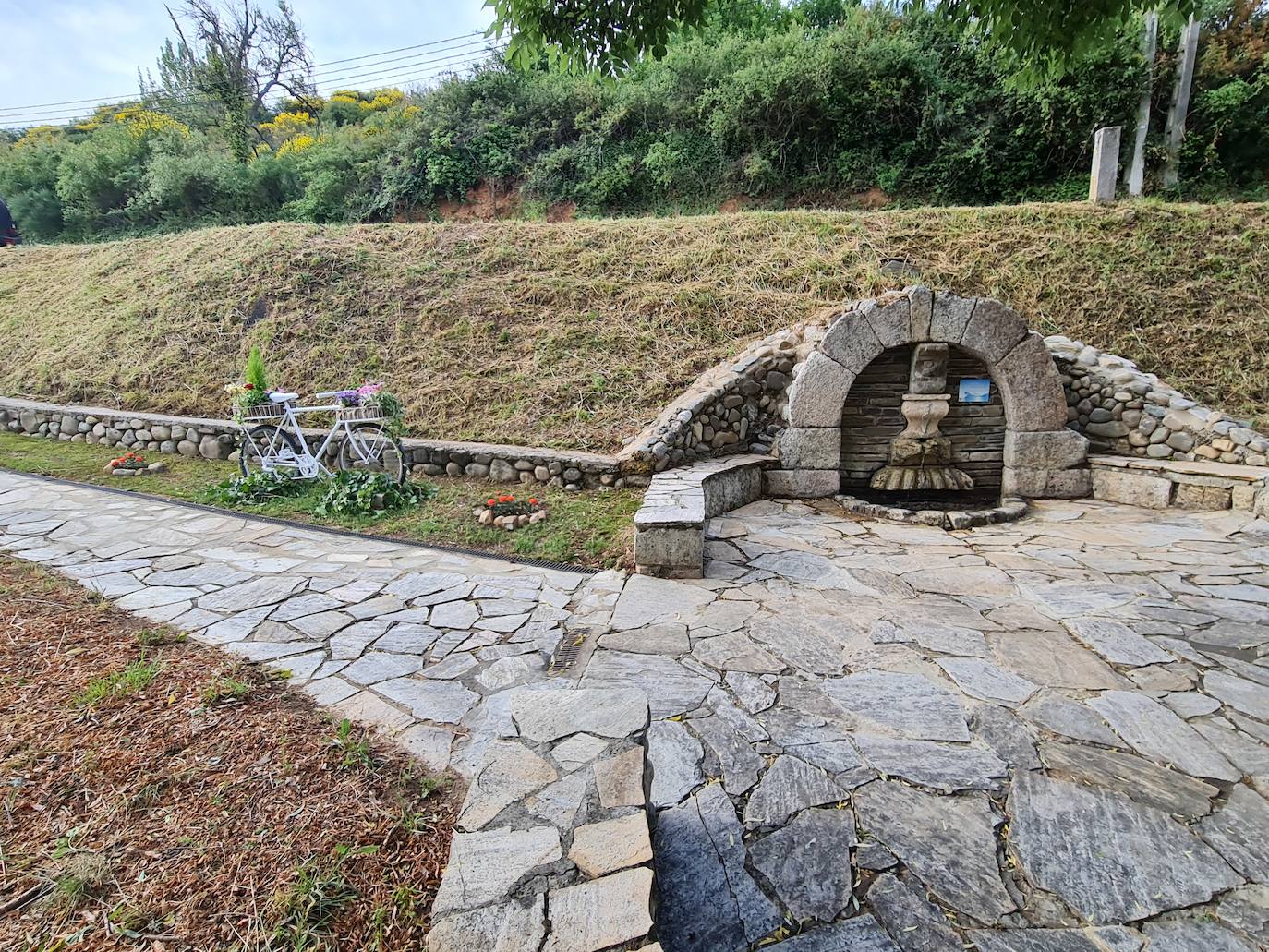 Imagen de la Fuente del Peregrino en Villafranca del Bierzo tras las obras de restauración. /