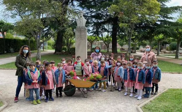 Escolares de Bembibre plantan flores en el Día Mundial del Medio Ambiente./