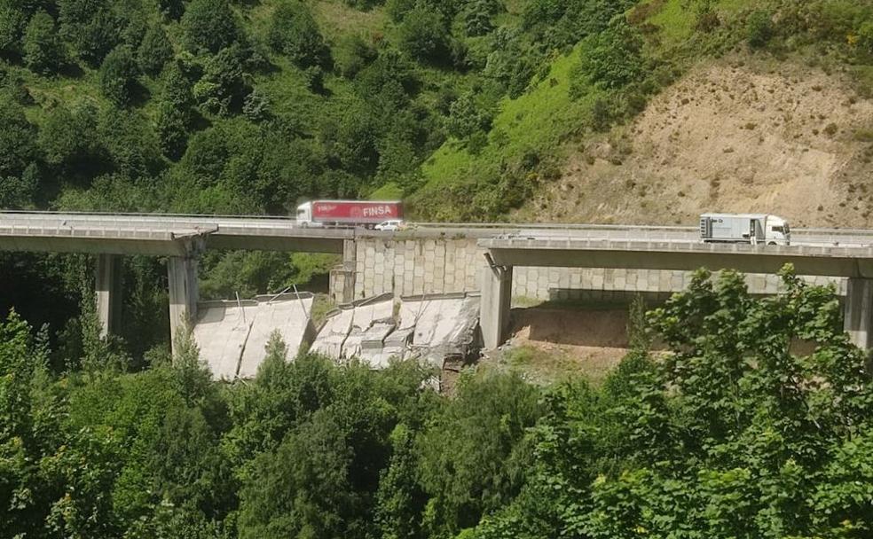 El viaducto del Castro entre León y Lugo sufre un derrumbe en el tercer vano del puente.