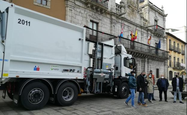 Imagen de uno de los últimos camiones de recogida de residuos adquirido por el Ayuntamiento de Ponferrada.