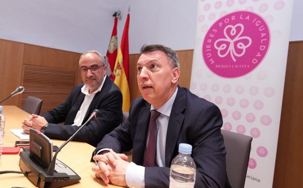 El alcalde de Ponferrada, Olegario Ramón (I), recibe la visita del jurista y magistrado Joaquín Bosch (D), que participa en la Universidad Feminista de la capital berciana.