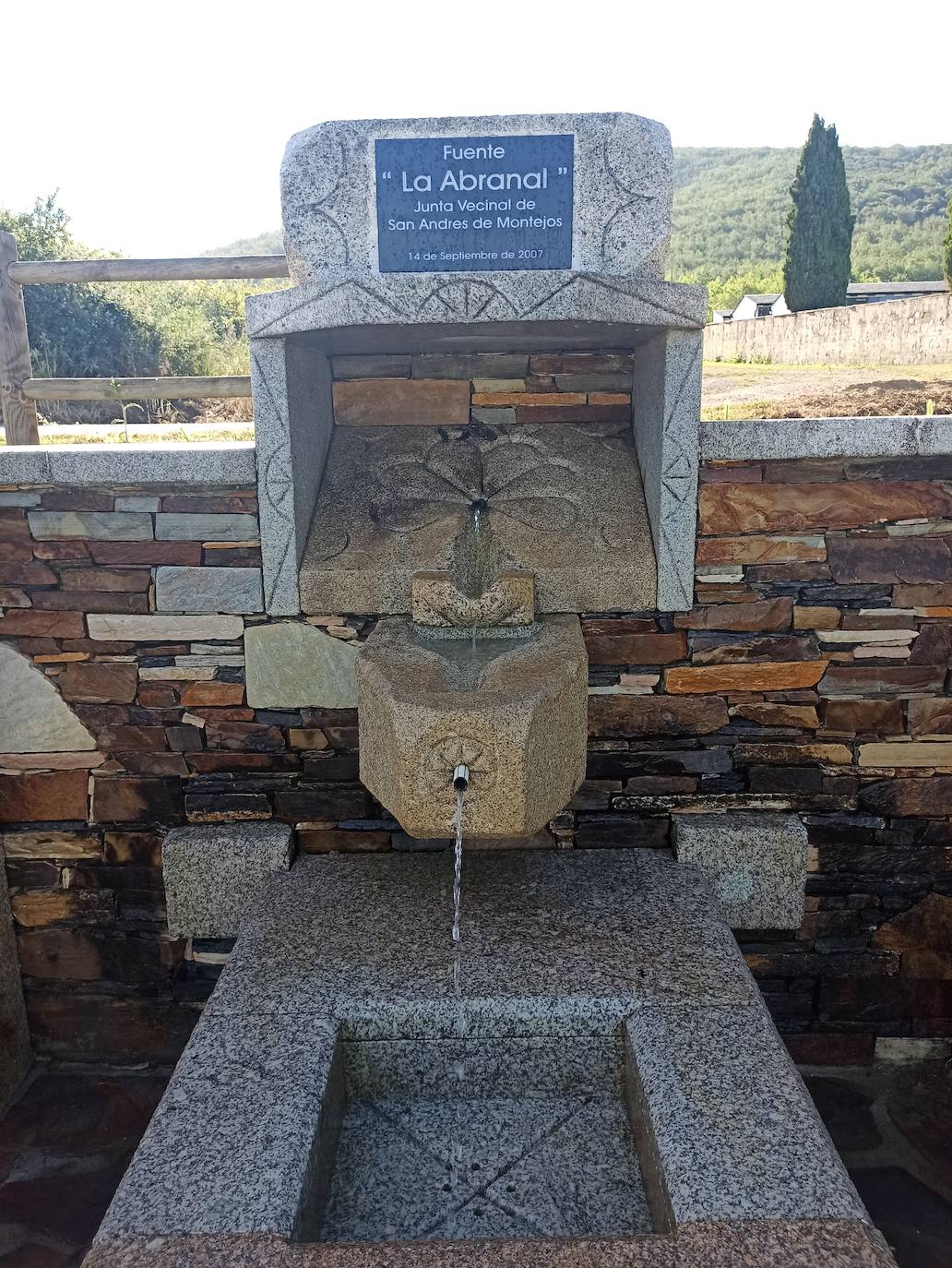 Ponferrada 'saca brillo' a la fuente La Abranal de San Andrés de Montejos