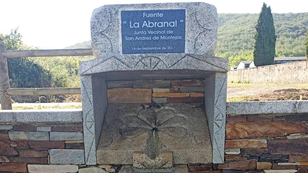 Ponferrada 'saca brillo' a la fuente La Abranal de San Andrés de Montejos