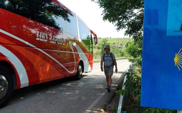 CB exige a la Junta una solución al «grave problema de seguridad» para los peregrinos en la carretera LE-713 en Valtuille de Abajo