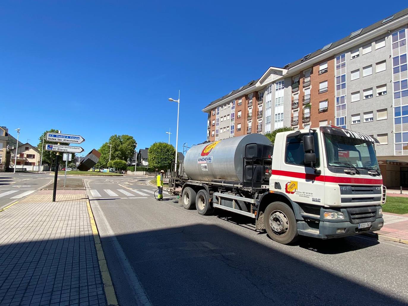 Ponferrada regenera el asfalto en puntos neurálgicos de la ciudad