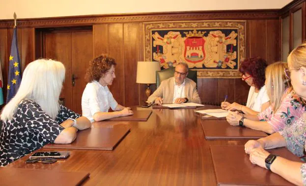 Firma del convenio entre el Ayuntamiento y Alzheimer Bierzo.