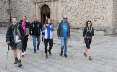 El alcalde de Ponferrada acompaña a la delegada de la Junta en un nuevo tramo del Camino de Santiago