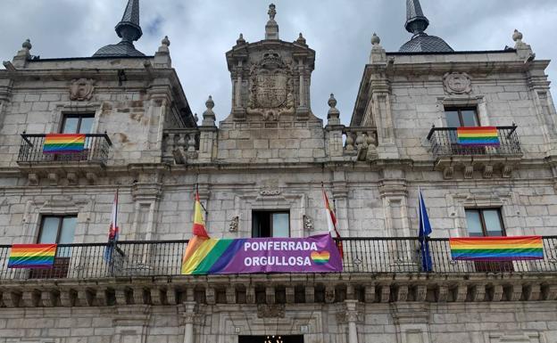 Ponferrada se viste de arcoíris para celebrar el Día del Orgullo LGTBI