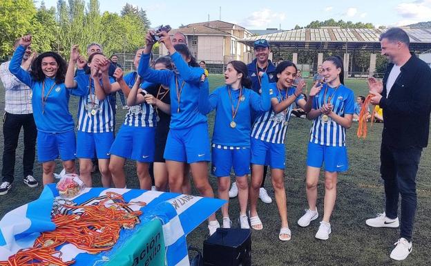 Ponferrada entrega los trofeos del I Torneo de Fútbol Femenino