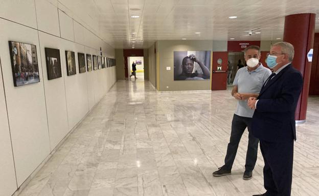 El ponferradino Luis Vidal expone 'Gente corriente' en el Hospital de León