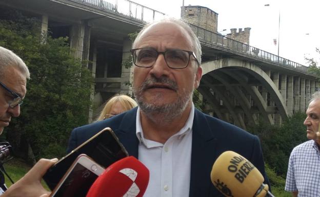 Ramón reclama a la Junta la rebaja de las ratios de alumnos para los municipios más alejados de ciudades grandes para evitar el cierre de aulas