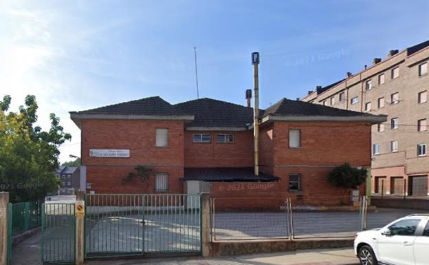 Cerca de 200 personas protestan por el cierre de un aula de Infantil en el colegio de Toreno