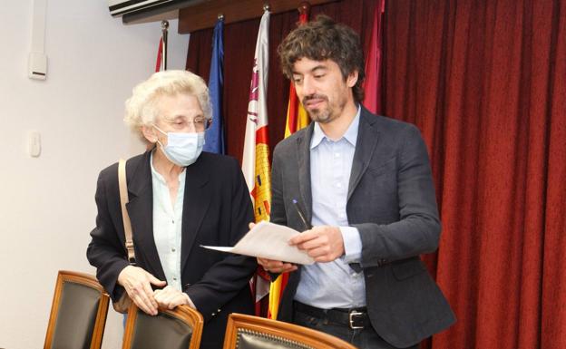 La presidenta de la JOL, Margarita Morais, y el responsable de Cultura de la Diputación, Pablo López Presa./César Sánchez