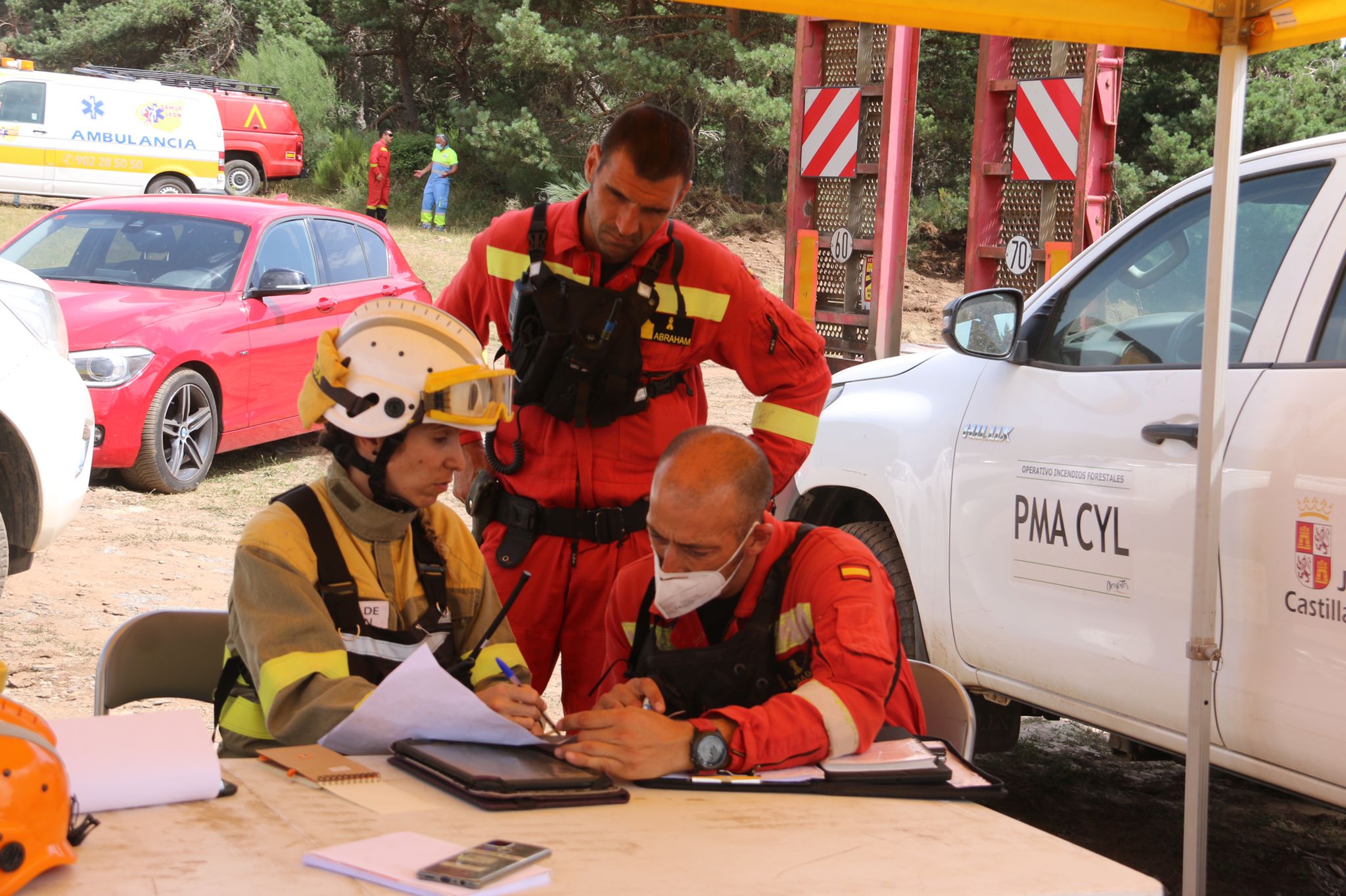 La UME se incorpora al operativo tras evacuar a los vecinos de San Adrián de Valdueza ante el peligro por el incendio, declarado nivel 2