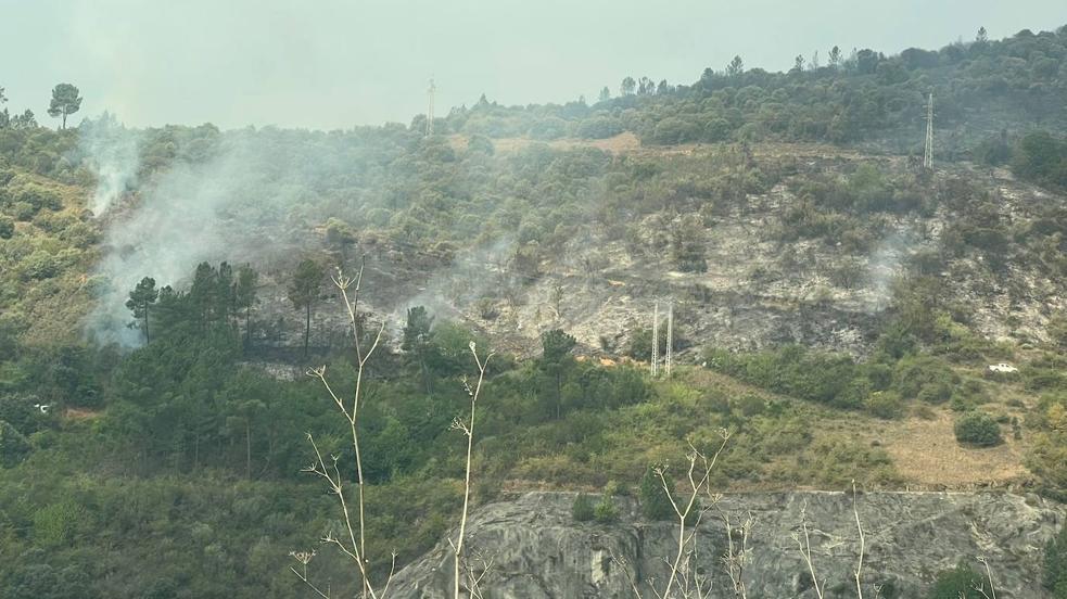 Incendio en Galicia que amenaza Puente de Domingo Flórez