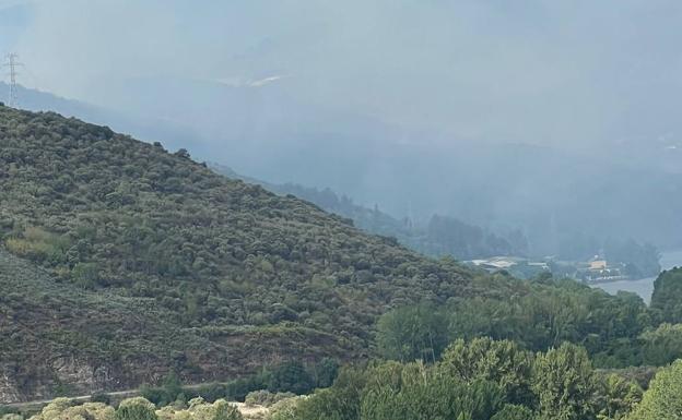 Se levanta el dispositivo en Puente de Domingo Flórez, en alerta por el incendio de Carballeda, en Galicia