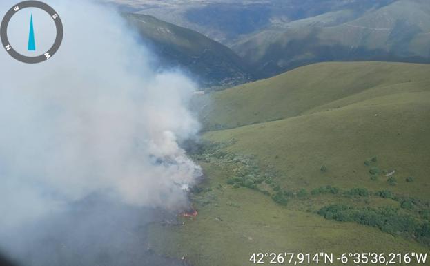 Tres focos «bastante localizados» en Montes y un único punto caliente en Puente, evolución favorable de los incendios en el Bierzo