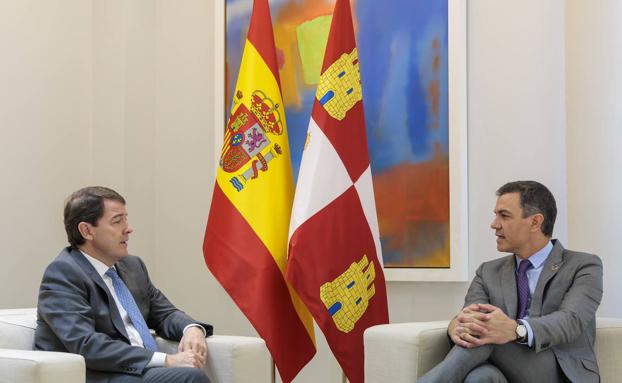 Alfonso Fernández Mañueco, presidente de la Junta de Castilla y León; junto al presidente del Gobierno de España, Pedro Sánchez./Juan Lázaro