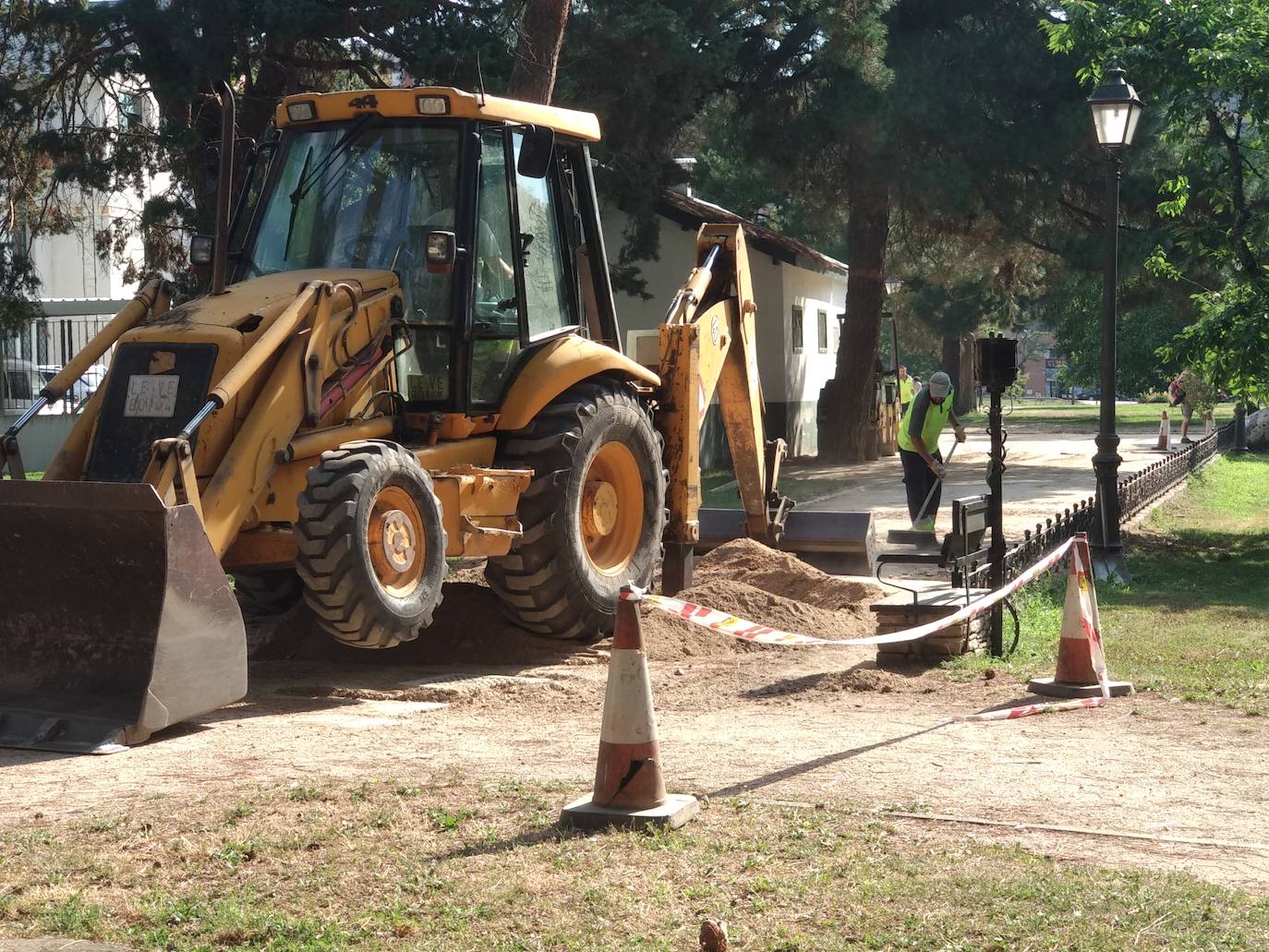 Tala de árboles y allanado de caminos en el parque del Temple de Ponferrada