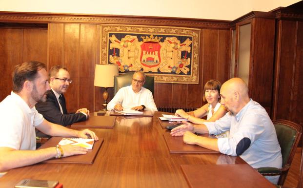 Reunión del alcalde de Ponferrada con los representantes del Incibe./