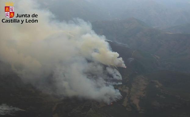 Los rayos provocados por las tormentas causan dos incendios en Dragonte y en Palacios del Sil