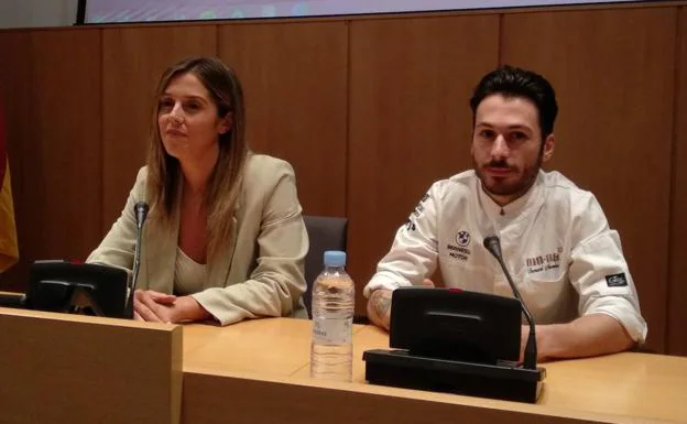 La concejala de Fiestas junto al chef berciano estrella Michelín, Samuel Naveira, que será el pregonero de Cima 2022.