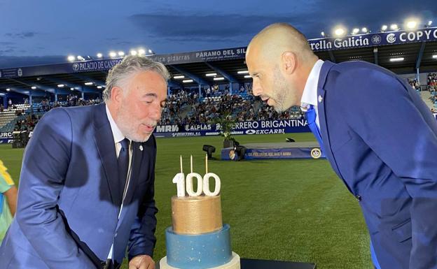 El presidente y el capitán de la Ponferradina soplan la vela de los 100 años de vida del club. 