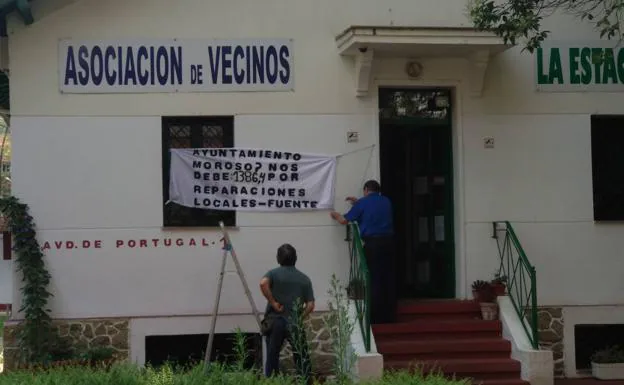 La Asociación de Vecinos La Estación-Temple ha instalado una pancarta de protesta en su sede.
