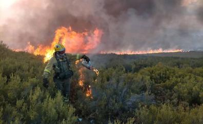 La Junta mantiene el nivel 1 de peligrosidad en el incendio forestal que afecta desde este domingo al municipio berciano de Igüeña