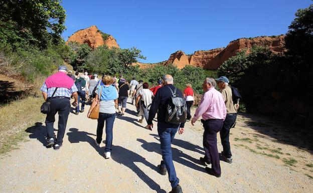 Carucedo repartirá 600 garrafas de agua a los vecinos de Médulas ante la escasez en los depósitos por la afluencia de turistas