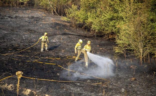 Imagen del incendio declarado en la localidad de Igueña. /
