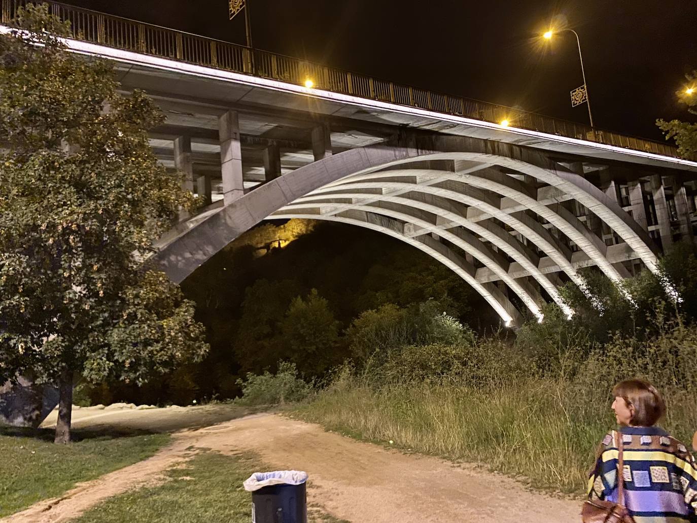 El puente García Ojeda estrena alumbrado