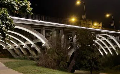 Ponferrada estrena la nueva iluminación del puente García Ojeda tras invertir 102.000 euros