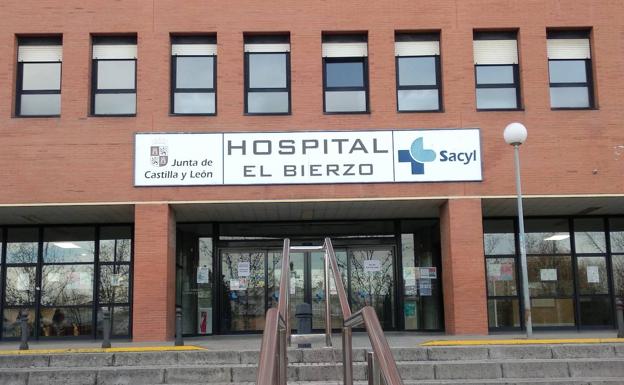 Los celadores del Hospital del Bierzo que se contagiaron de Covid-19 cobrarán un 30% de recargo en sus prestaciones