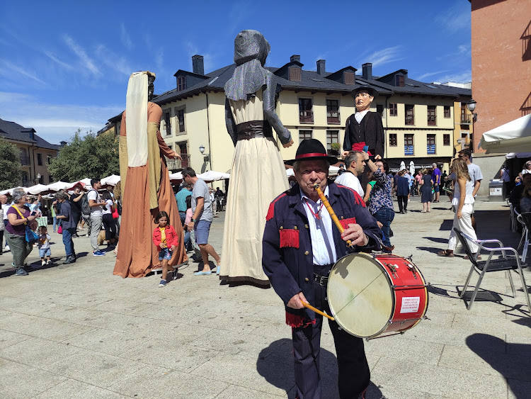 Gigantes, cabezudos y tamboriteros en las fiestas de la Encina