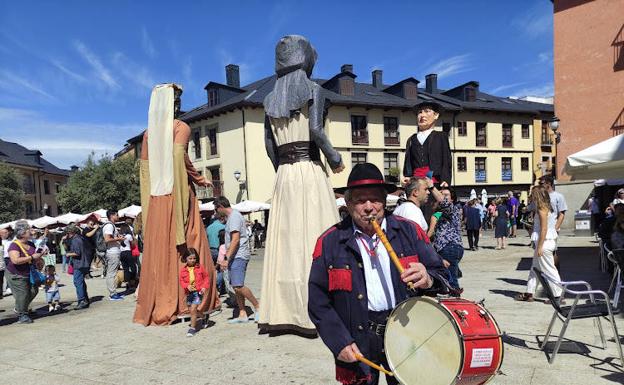 Fernando Fernández junto a los gigantes en el casco antiguo de Ponferrada.
