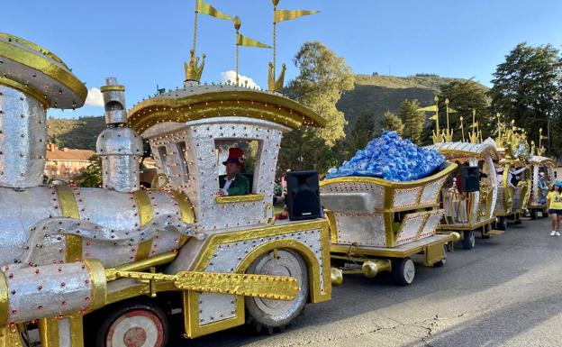 Las carrozas regresan a las fiesta de la Encina