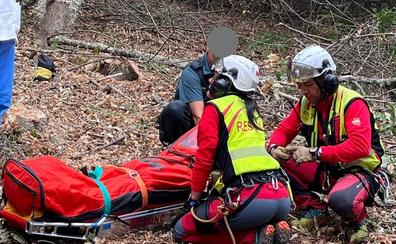 El grupo de rescate de Protección Civil auxilia a un varón herido cuando cortaba leña en Corullón