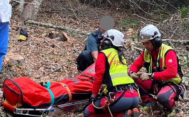 El grupo de rescate de Protección Civil auxilia a un varón herido cuando cortaba leña en Corullón